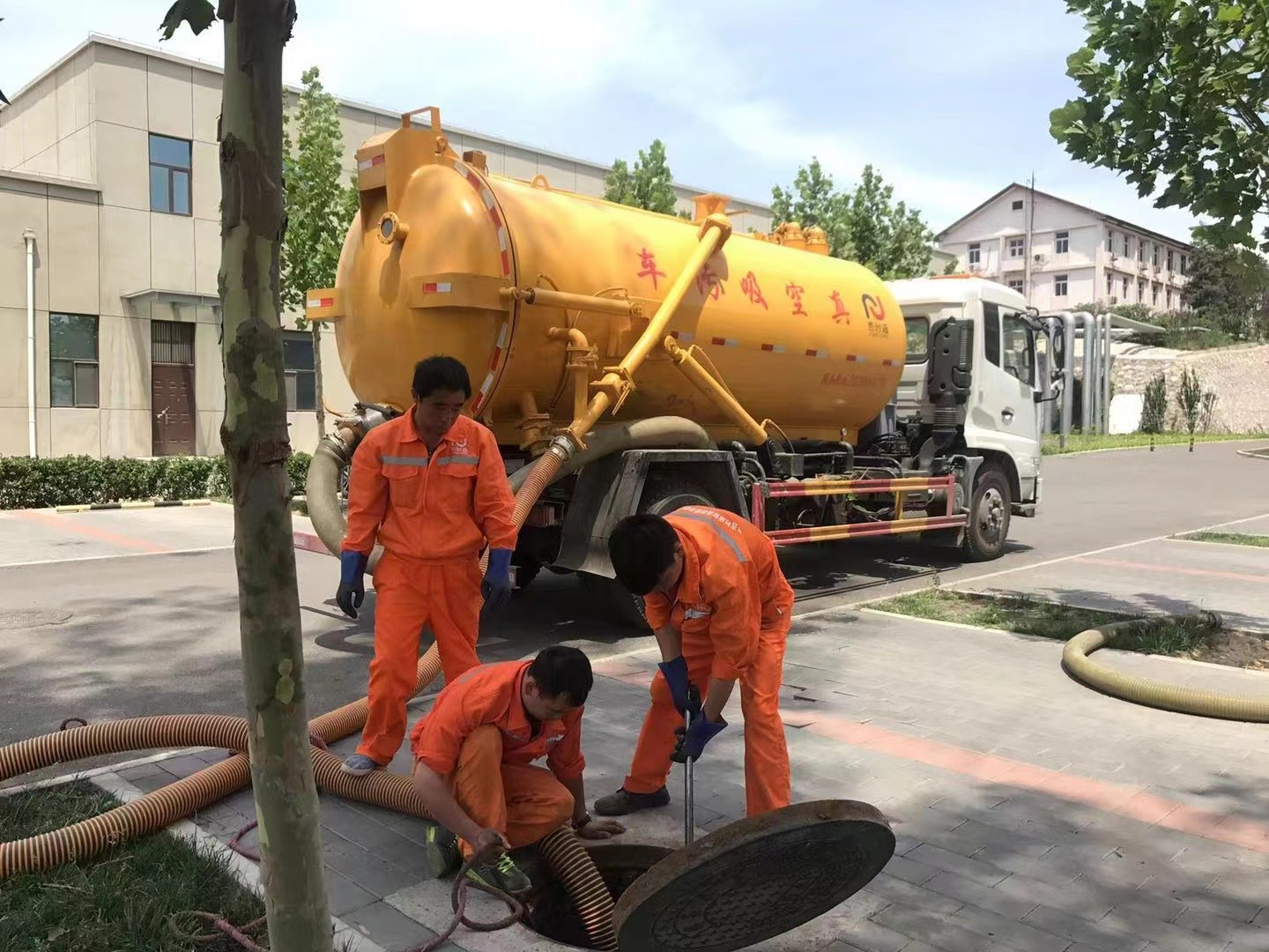 盘州管道疏通车停在窨井附近