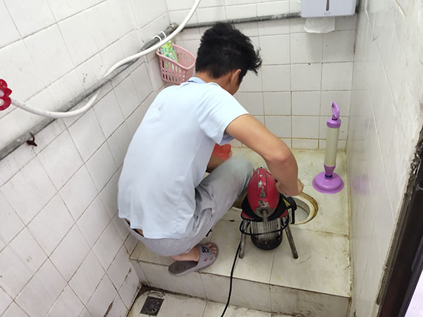 盘州管道堵塞冒臭气 专业师傅现场解决问题